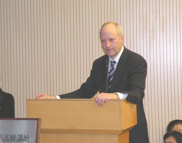 世界社会科学高级讲坛:桑德尔教授主讲“什么是正义”